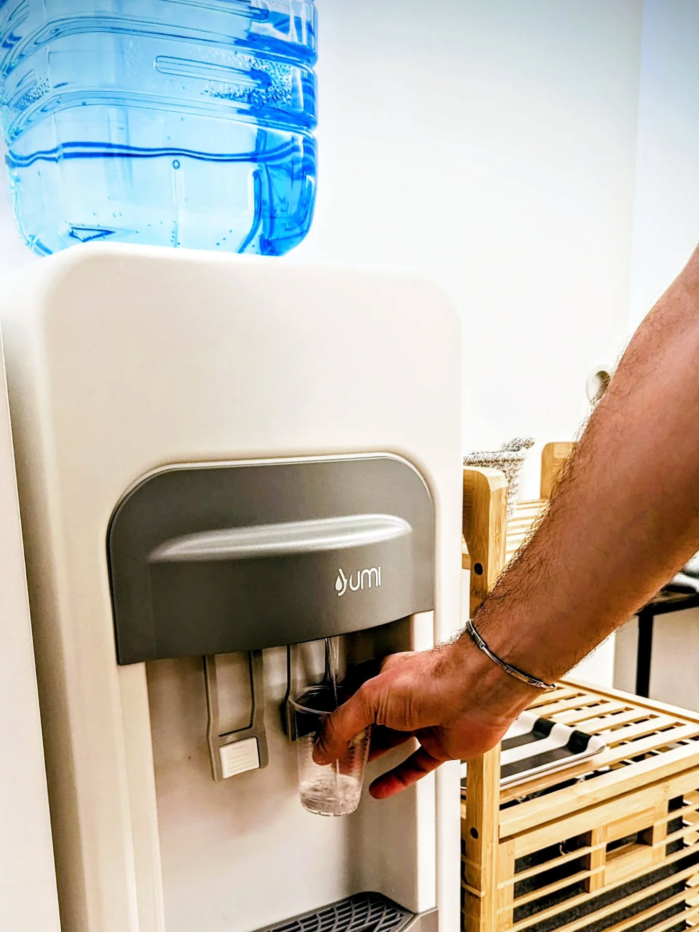 Un ufficio che lavora bene... è un ufficio che si prende cura delle persone. 💧💧💧

Con il nostro dispenser d'acqua porti benessere e praticità direttamente alla scrivania: fresca, buona e sempre disponibile.

❌ Stop a bottiglie e plastica in giro, benvenuta acqua filtrata e sostenibile!

Perfetto per pause veloci, riunioni o semplicemente per ricordarti che idratarsi è il primo passo per lavorare meglio.

La tua acqua più buona, sempre a portata di mano.
.
.
.
#dispenseracqua #erogatoreacqua #cleanwater #water #acquapiubuona #acquapulita #acquainazienda